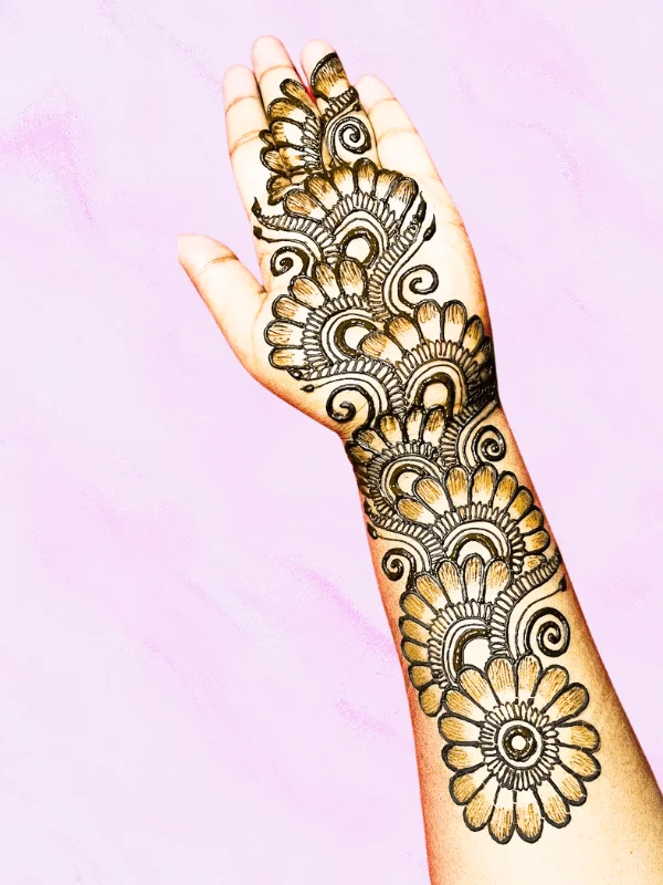 Gentle mehndi curves bringing life to a front hand design