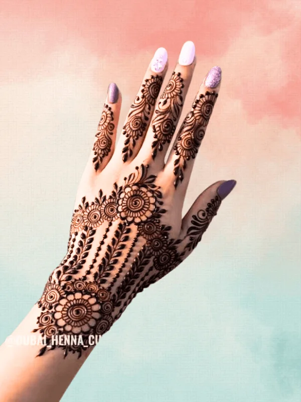 Simple yet sophisticated Mehndi art for the front hand